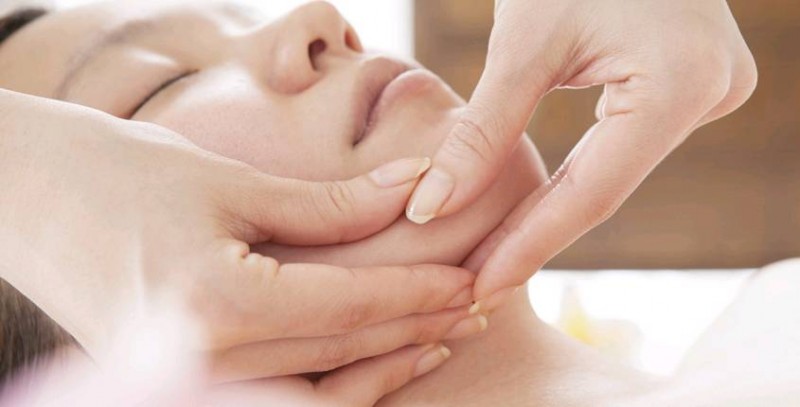 Comment lutter contre les signes de l'âge sans cosmétiques grâce au massage Kobido du visage autour de Montpellier à Palavas-les-flots